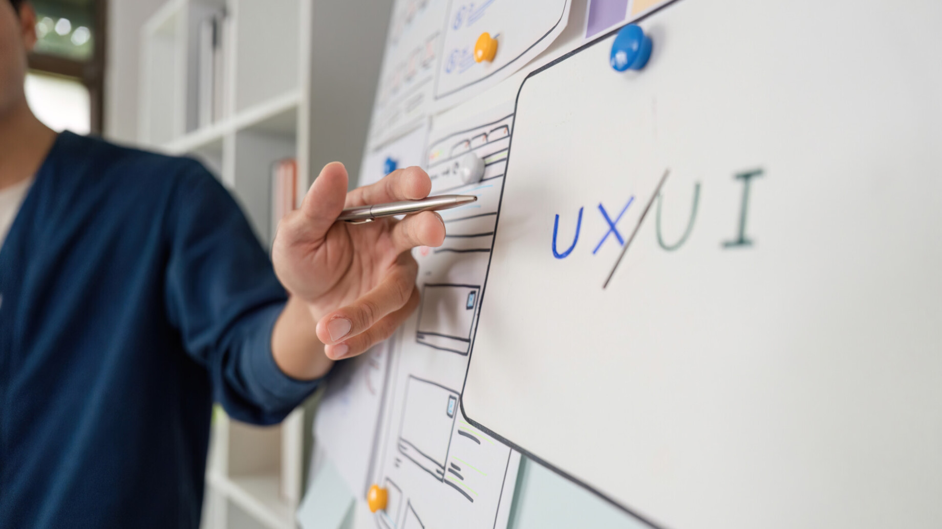 Tablica z napisem UX/UI.