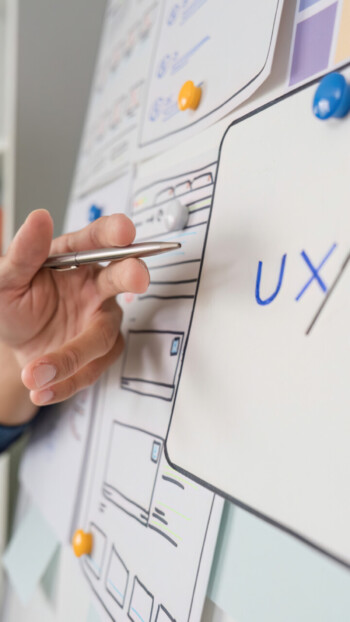 Tablica z napisem UX/UI.